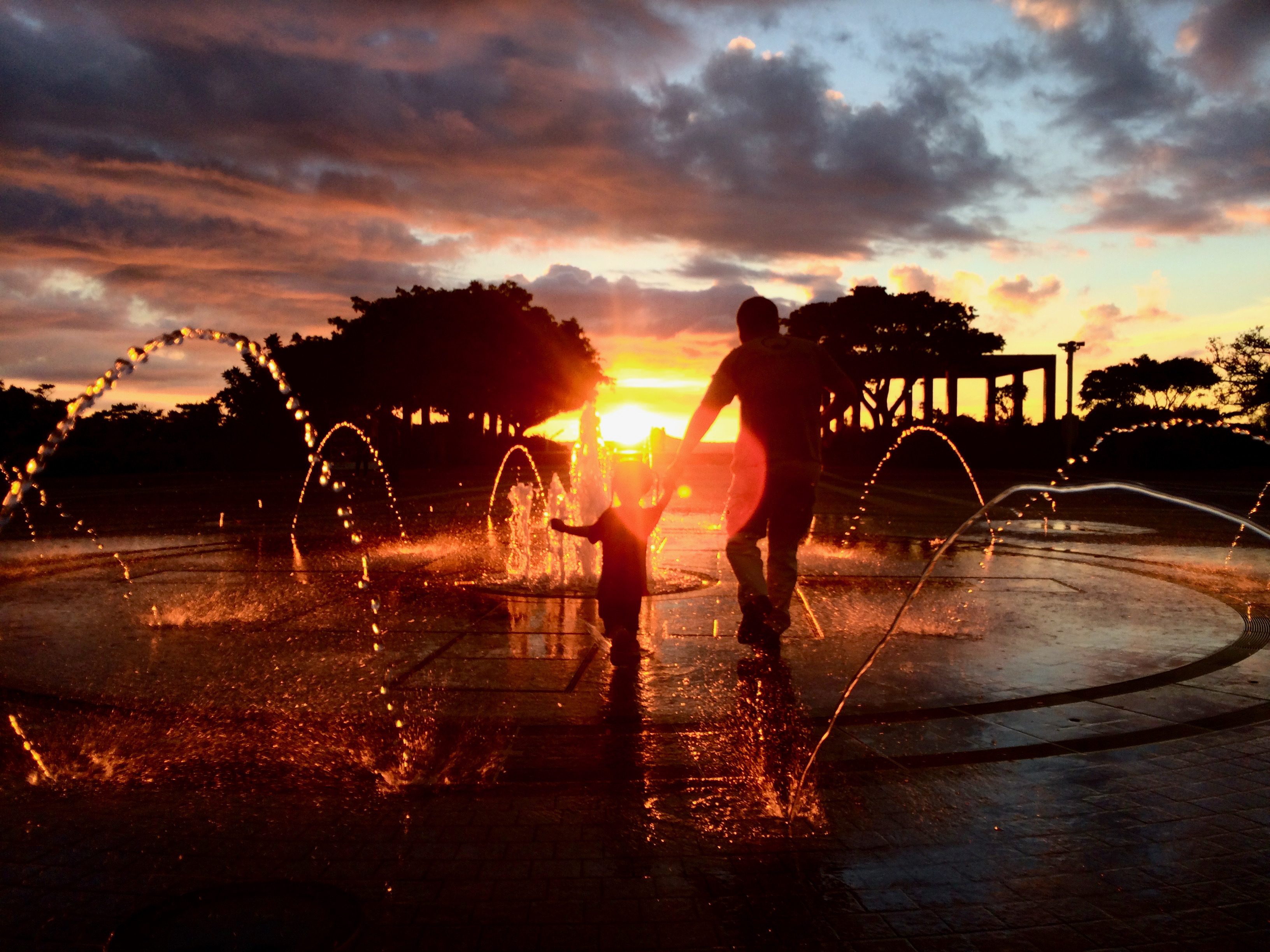 夕日に照らされた噴水広場で